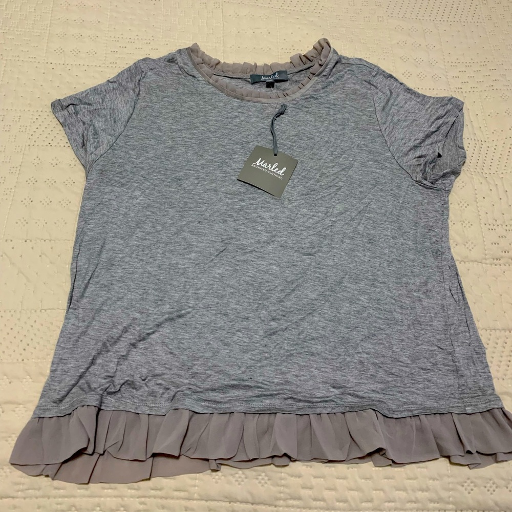 NWT Grey short sleeve top with neckline & bottom ruffle